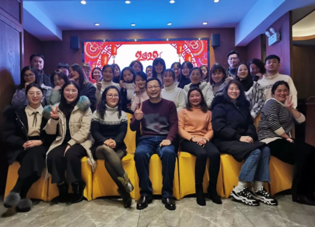 眾逸財(cái)稅攜全體員工恭祝大家新年快樂(lè)，萬(wàn)事如意！